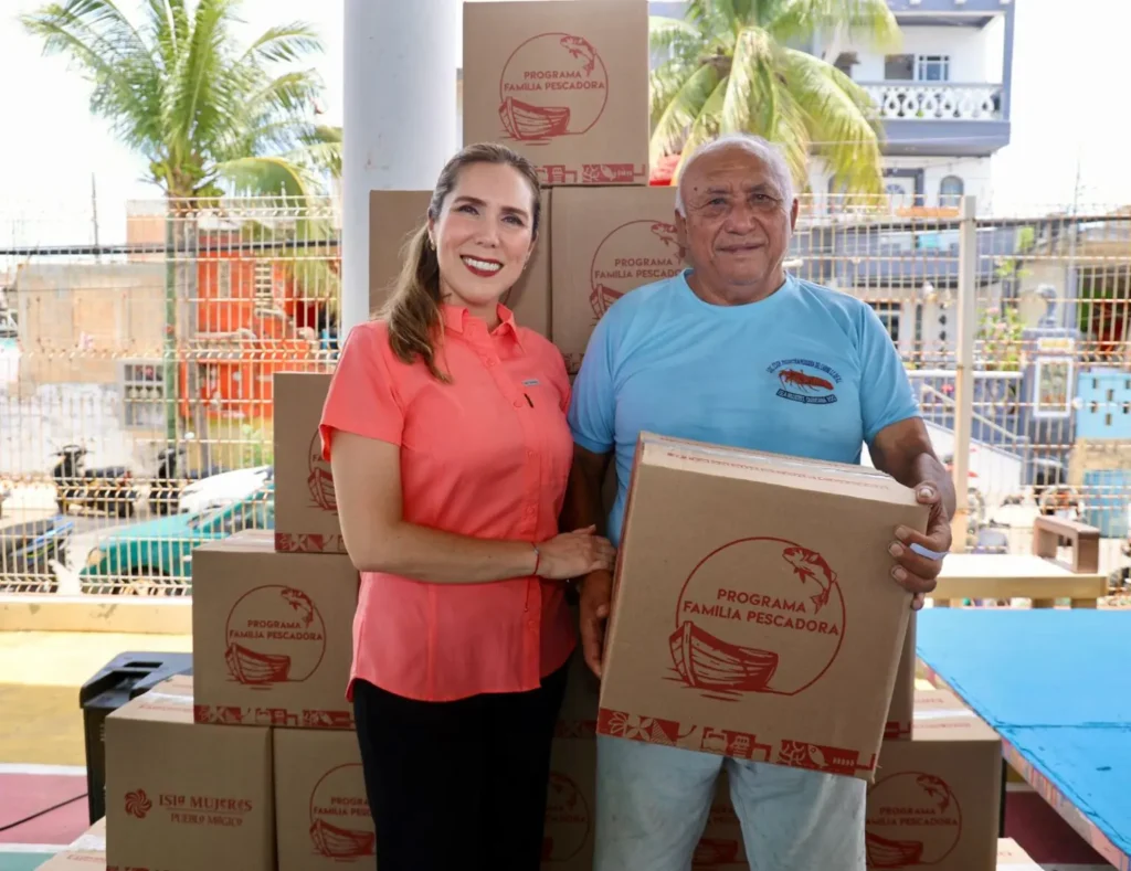 Atenea Gómez Ricalde entrega apoyos alimentarios a pescadores en Isla Mujeres