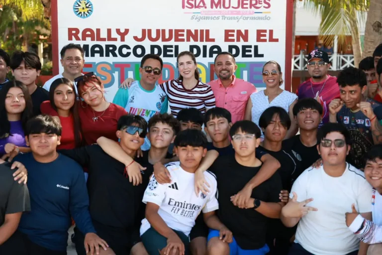 Más de 200 jóvenes transforman Playa Centro en el epicentro del Rally Estudiantil de Isla Mujeres