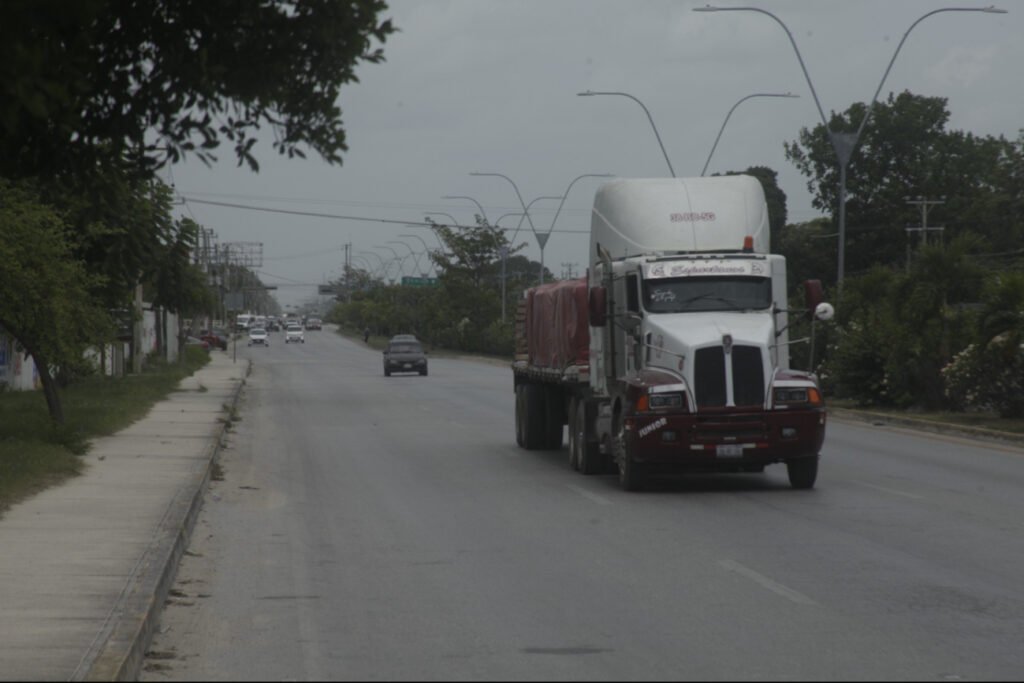 Transportistas denuncian red de extorsión vial en accesos a Cancún