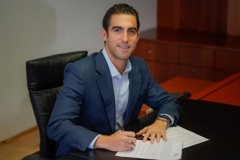 Gino Segura tramita licencia senatorial en busca de la candidatura en Quintana Roo