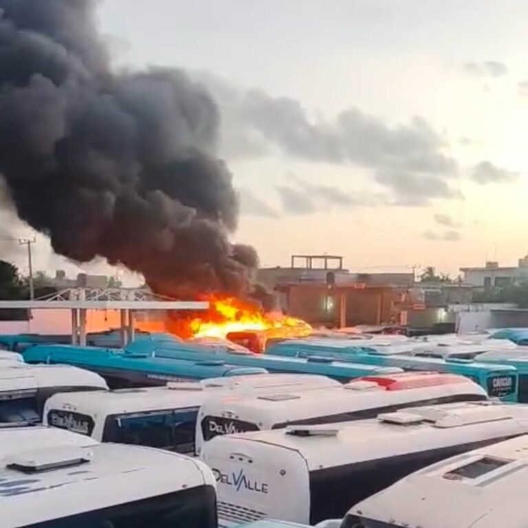 Bomberos sofocan incendio en encierro de autobuses de la Ruta 5 en Cancún