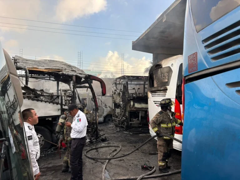 Incendio destruye flota de transporte en Cancún y presiona la logística hotelera