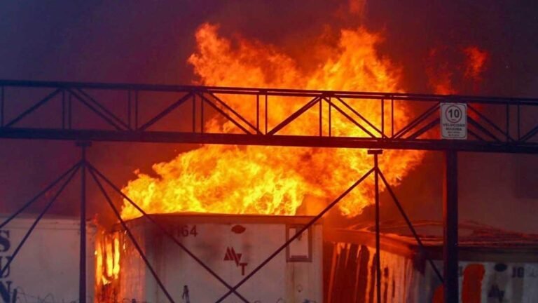 Falla eléctrica en Cancún apaga la supermanzana 96 por fuego en la CFE